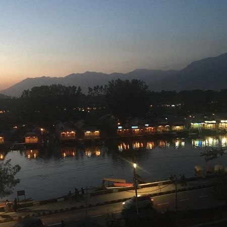 Shah Abbas Hotel At Dal Lake Srinagar  Exterior photo