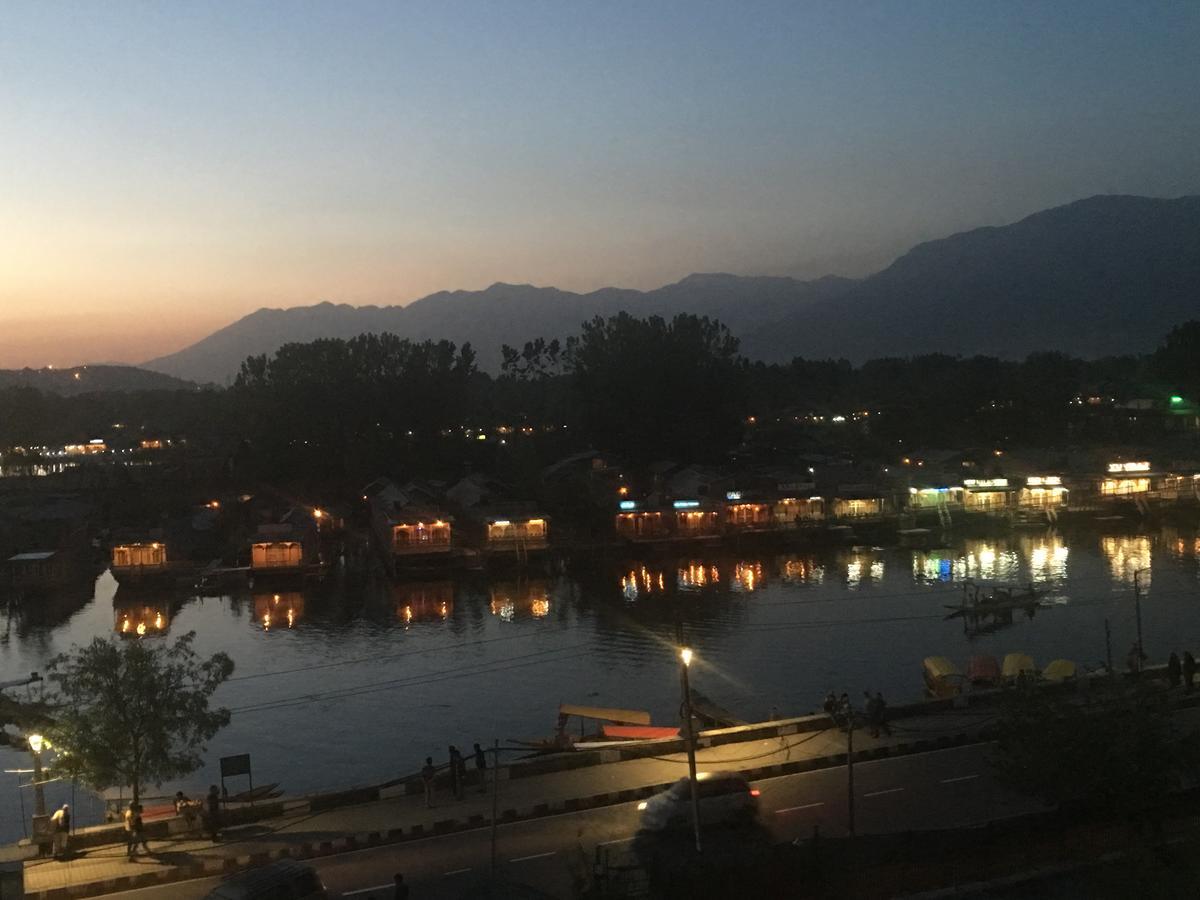 Shah Abbas Hotel At Dal Lake Srinagar  Exterior photo